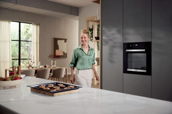 Miele H2455BP Built In Single Oven